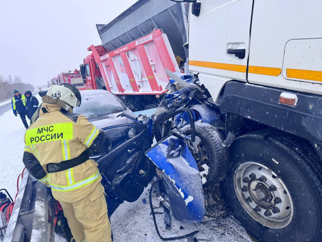 Машина в лепешку и трое погибших &ndash; жесткое ДТП на трассе между Тюменью и ХМАО