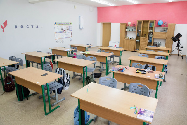 Ученики школы в ХМАО, где учитель предотвратил вооруженное нападение, благодарят своего спасителя