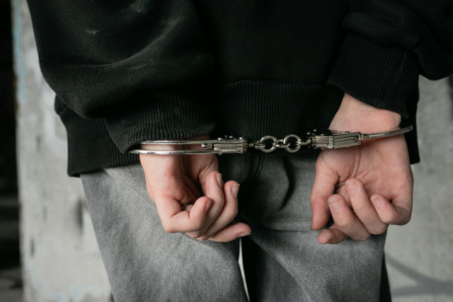 Два пьяных вахтовика сцепились в аэропорту Сургута и забыли причину ссоры