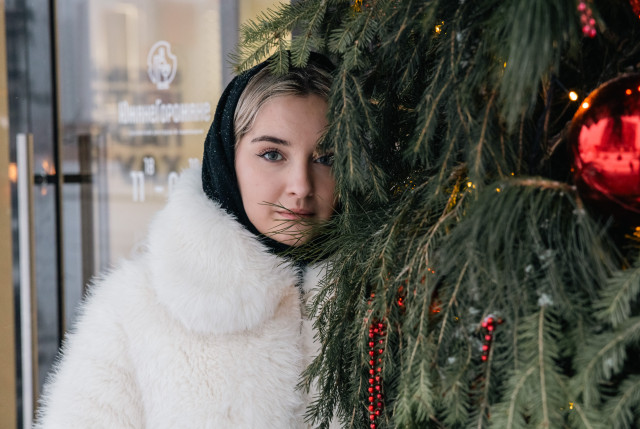 Жительницы ХМАО бросились скупать шубы в славянской эстетике