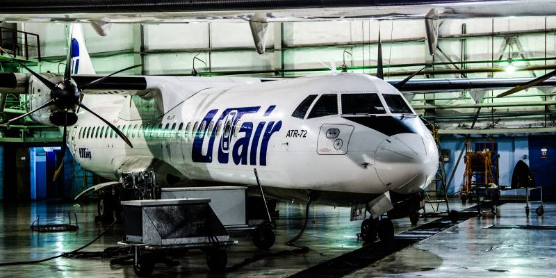 У самолета Utair распахнулась дверь во время взлета