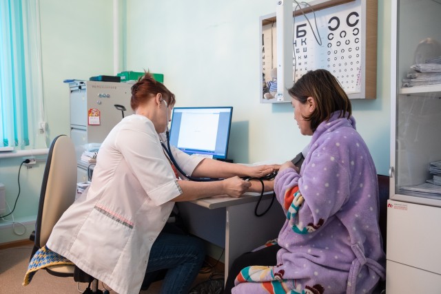 В ХМАО до 2 млн рублей получат врачи, уехавшие работать в удаленные поселки
