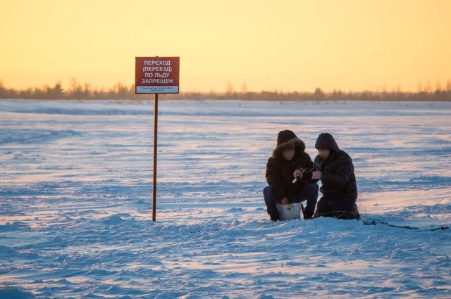 В ХМАО рыбаки, рискуя жизнью, начали выходить на неокрепший лед