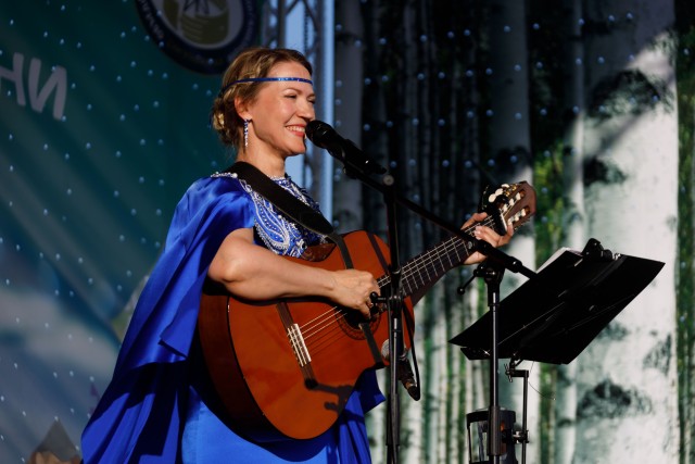 С гитарой у палатки: в Сургутском районе прошел традиционный фестиваль бардовской песни