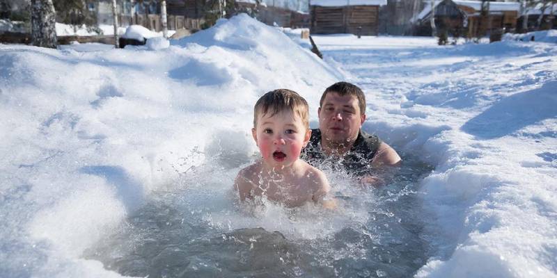 После купания годовалого ребенка в проруби врачи ХМАО выступили с серьезным предостережением