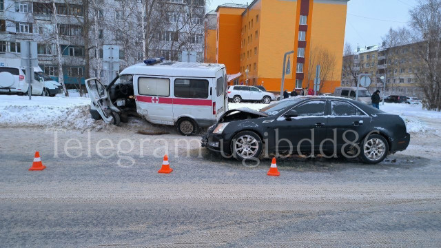 В Нижневартовске «Кадиллак» влетел в автомобиль скорой помощи