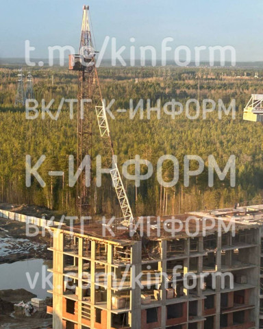 В Сургуте башенный кран упал на строящийся дом В Сургуте башенный кран упал на строящийся дом
