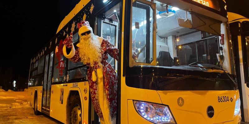 Контролеры автобусов в городе ХМАО нарядились Дедами Морозами и Снегурочками