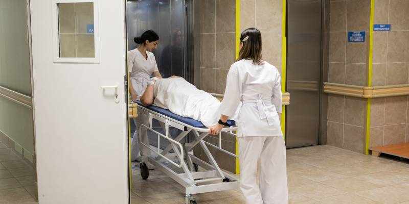 В Сургуте врачи 13 часов оперировали пациента, который приехал на простое обследование