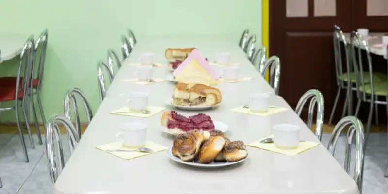 Прокуратура начала проверку после жалоб родителей на столовую в школе Сургута