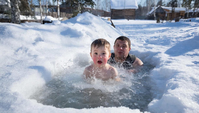 После купания годовалого ребенка в проруби врачи ХМАО выступили с серьезным предостережением