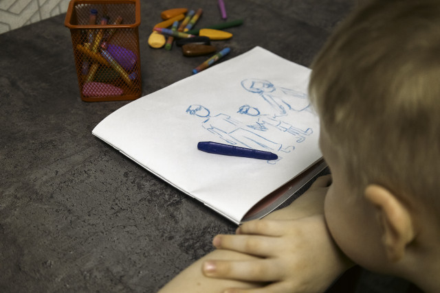 Более 200 семей в ХМАО стоит в очереди на усыновление ребенка