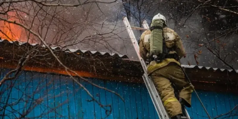 Ребенка и двух взрослых вывели из горящего дома пожарные в ХМАО