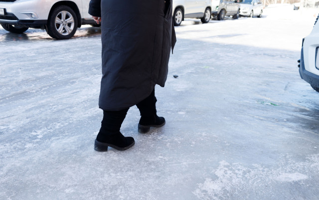 Бастрыкин заступился за жительницу ХМАО, неудачно упавшую на скользкой дорожке