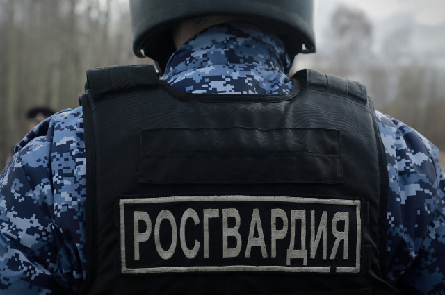 Росгвардейцы спасли запертого на крыше мальчика в ХМАО Росгвардейцы спасли запертого на крыше мальчика в ХМАО