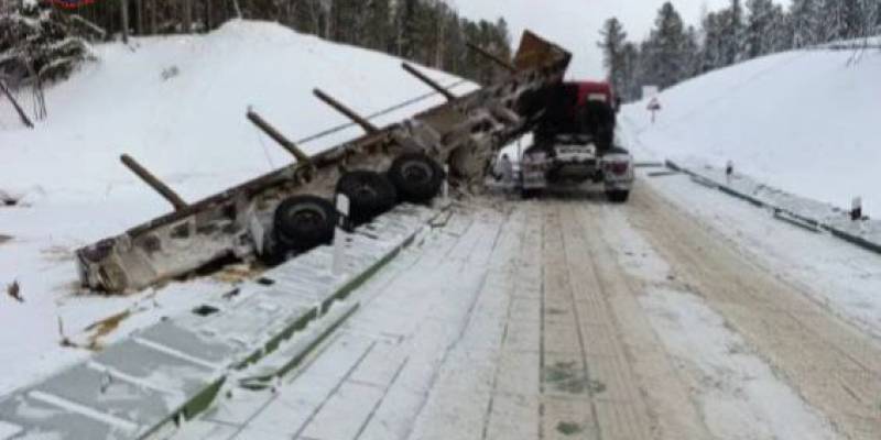 Доброволец-водолаз поднял прицеп грузовика со дна реки в ХМАО