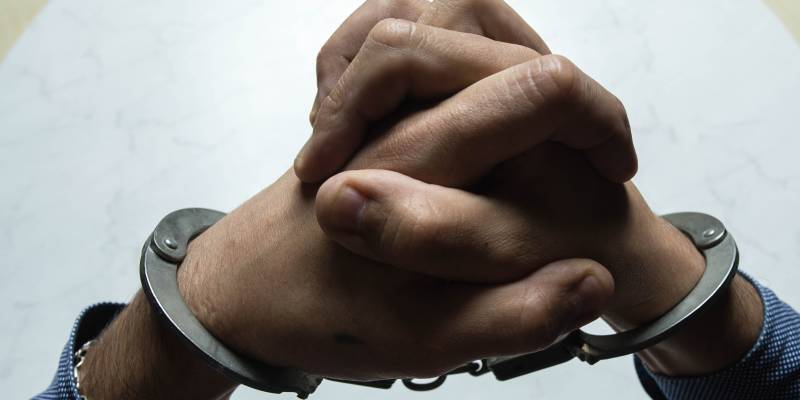 Житель Сургута изнасиловал своего сына и сбежал в Турцию