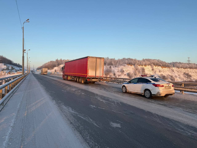 Большегруз перекрыл федеральную трассу на пути в ХМАО из-за замерзшего дизеля