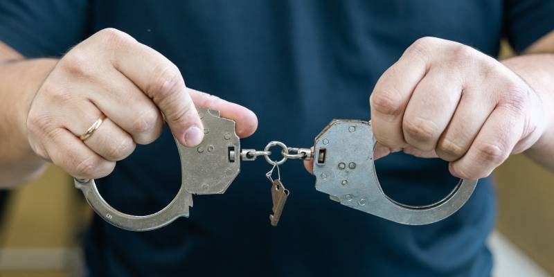 Срок в колонии грозит 9-класснику из ХМАО за торговлю наркотиками