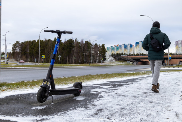 Жителя ХМАО осудили за езду на электросамокате без прав