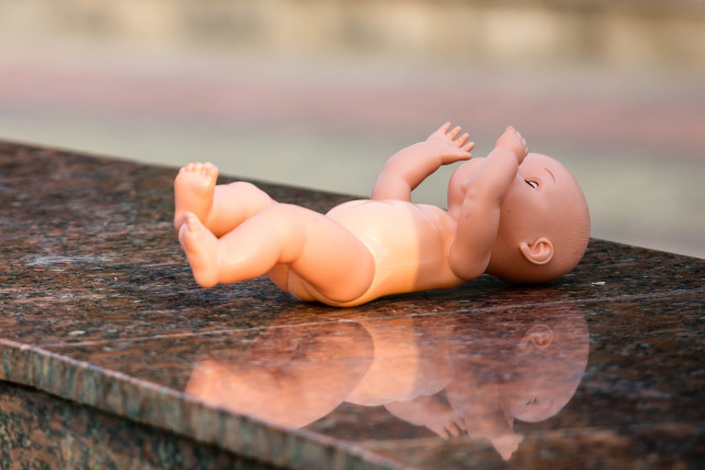 Горе-мать из ХМАО спряталась с ребенком в шкафу, чтобы его не забрали приставы