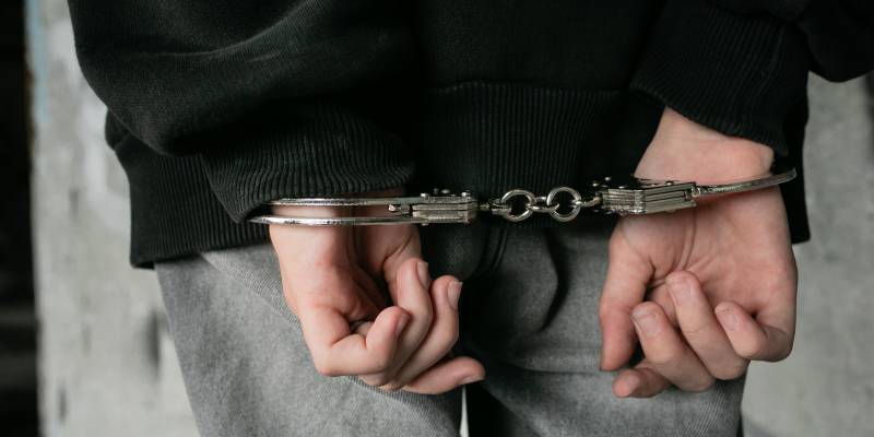 Два пьяных вахтовика сцепились в аэропорту Сургута и забыли причину ссоры