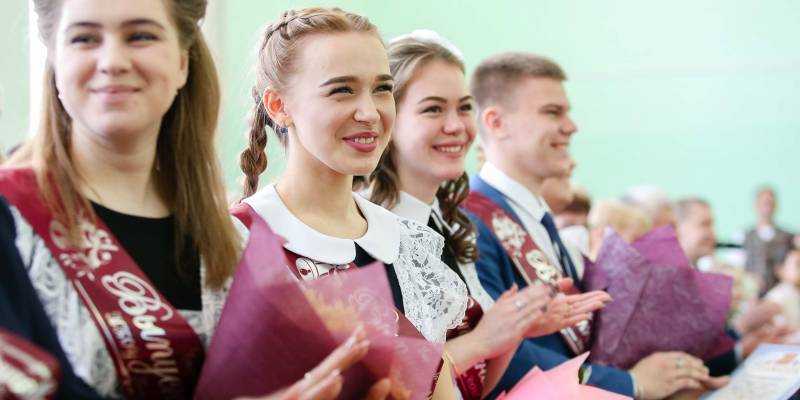 Мальчики обходятся дороже девочек: раскрыты траты родителей на выпускные в ХМАО