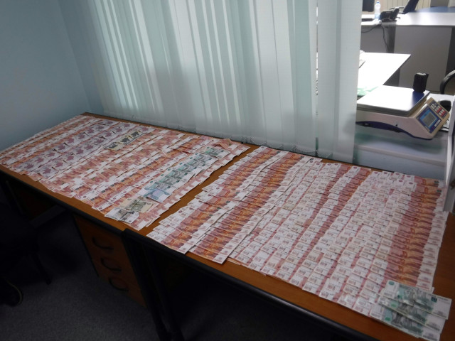 Семейная пара пыталась провезти в чемодане 1,5 млн из Сургута в Баку Семейная пара пыталась провезти в чемодане 1,5 млн из Сургута в Баку
