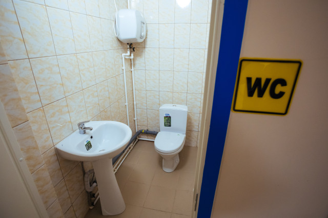 Прослужил недолго: в Сургуте вандалы разгромили новый общественный туалет Прослужил недолго: в Сургуте вандалы разгромили новый общественный туалет