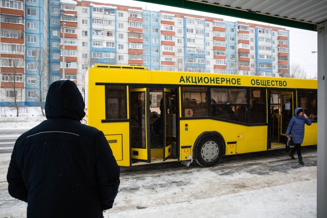 В Нижневартовске кондуктор схватила и отчитала подростка, оскорбившего ее в автобусе