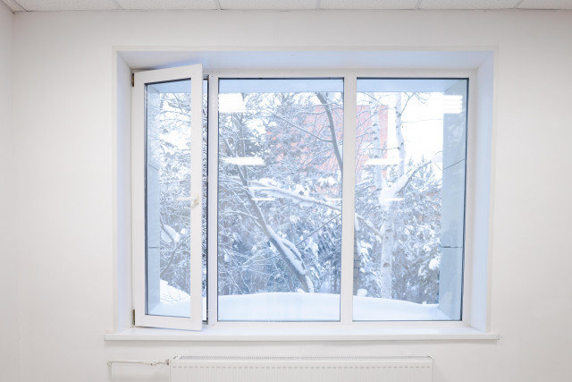 Врач объяснил, как правильно проветривать квартиру во время болезни