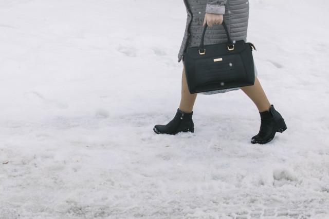 В ХМАО приставы спасли женщину, которая потеряла сознание и едва не замерзла насмерть