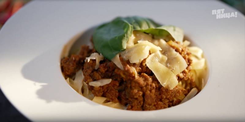 Летчик из Сургута накормил Ивлева и Агзамова покупной пастой в эфире федерального шоу