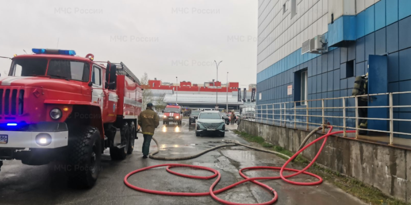 Спасатели вывели 17 человек из горящей сауны в Сургуте