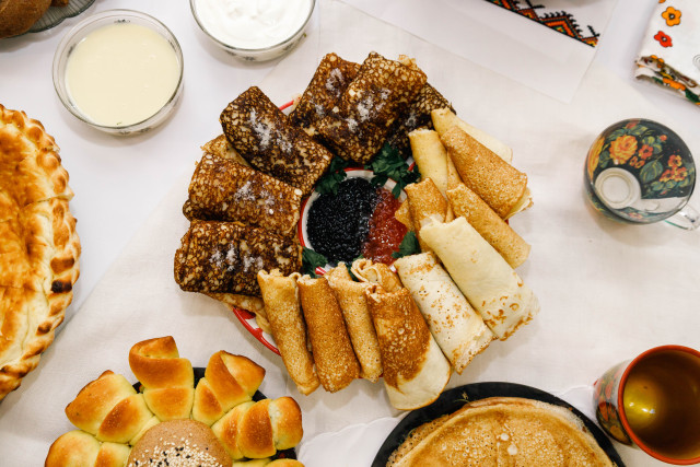 С пылу, с жару: топ-5 необычных рецептов блинов на Масленицу