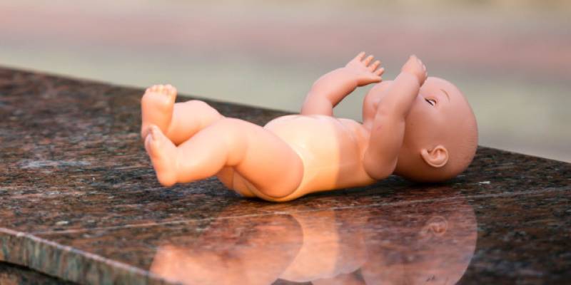 Горе-мать из ХМАО спряталась с ребенком в шкафу, чтобы его не забрали приставы