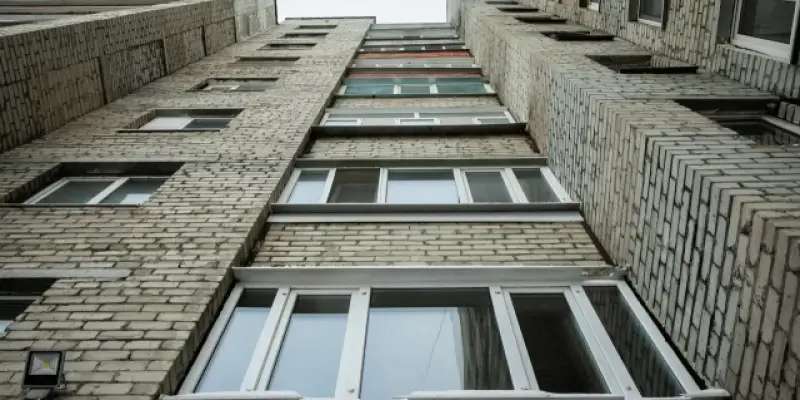 Ребенок выпал из окна и разбился насмерть в ХМАО
