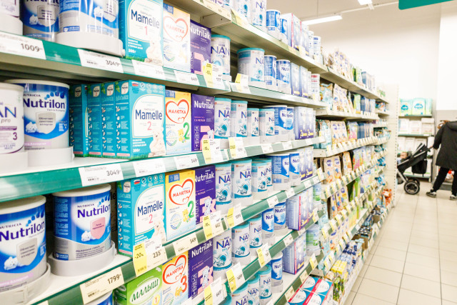 Подарок от блогера: детские смеси с деньгами внутри продают в магазинах Сургута