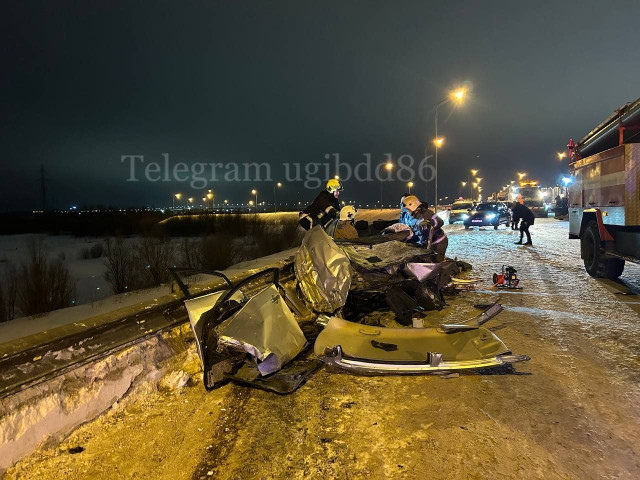 Под Сургутом в жестком ДТП с грузовиком погибли три человека