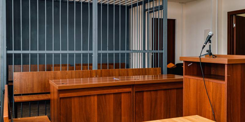 Экс-мэру Сургута Филатову начали зачитывать обвинительное заключение по делу о подкупе