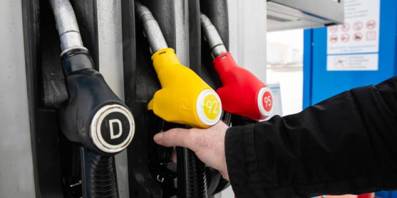 В ХМАО начал дешеветь бензин