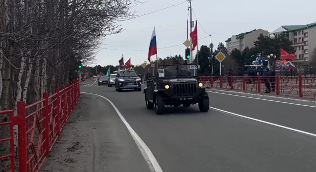 Колонна из 71 авто проехала по улицам Нижнесортымского в честь Дня Победы