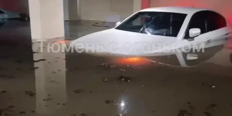 Машины под водой: в Тюмени ливень затопил лифтовые шахты и паркинг в двух элитных ЖК