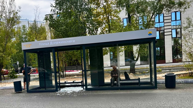 Новую автобусную остановку в Сургуте за ночь разгромили вандалы