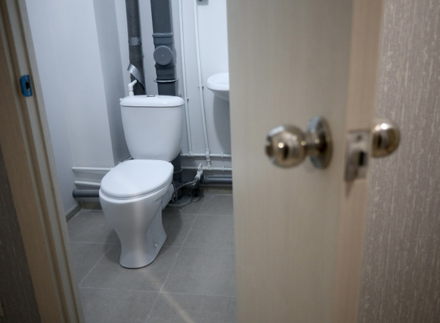 С помощью жуткого младенца призвали не выбрасывать памперсы в унитаз жителей Нижневартовска