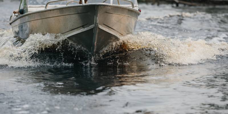 Житель ХМАО упал в воду во время запуска катера и умер