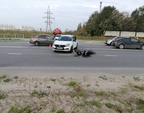 В ХМАО подросток на питбайке врезался в авто
