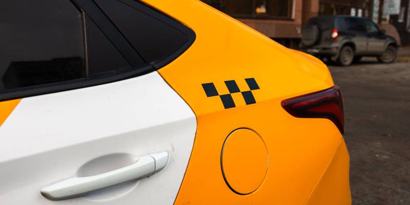 Жуткие травмы пассажирки такси после ДТП суд оценил в 1,5 млн рублей