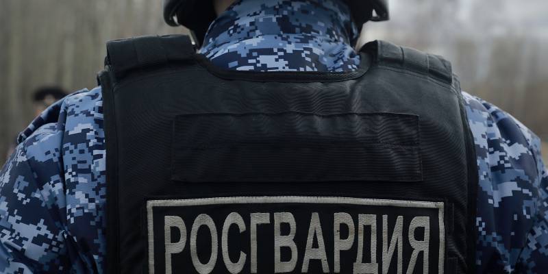 Росгвардейцы спасли запертого на крыше мальчика в ХМАО