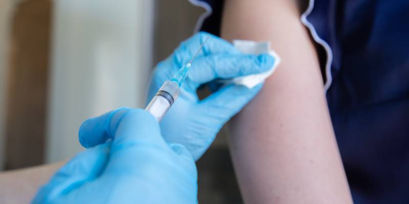 В ХМАО ввели обязательную вакцинацию от смертельной болезни, которую переносят комары